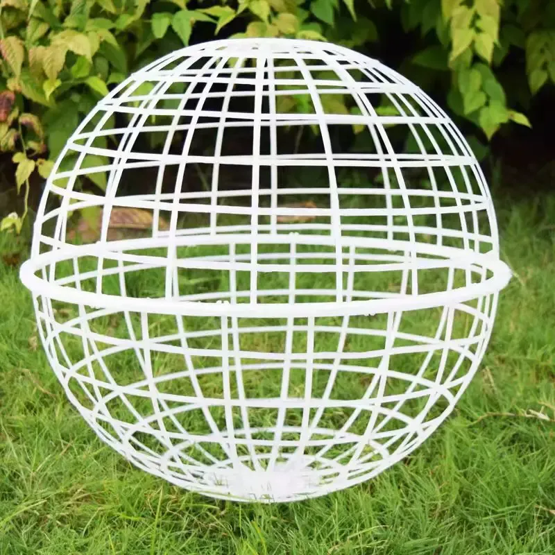 Enclos sphérique plastique pour poulets et lapins