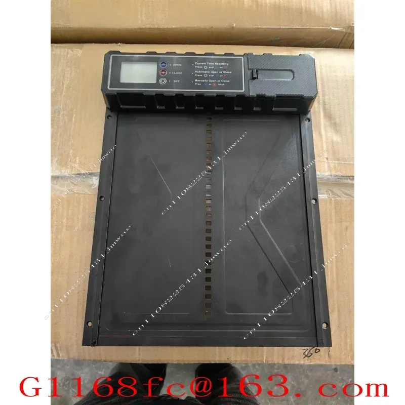 Porte de poulailler automatique programmable anti-pincement avec batterie solaire